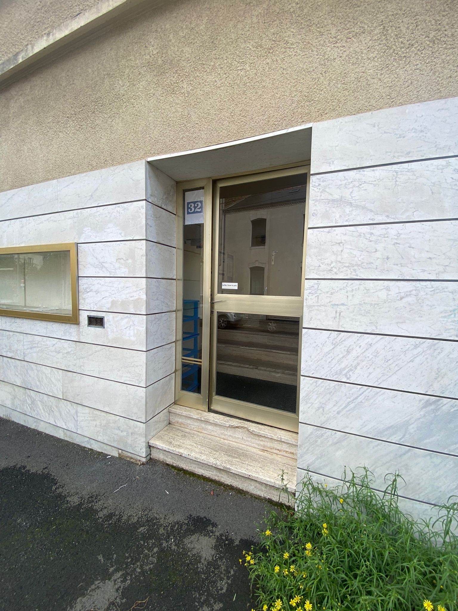 Entrée piétonne du 32 rue Isaac Le Chapelier